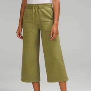 Lululemon Loungeful High Rise Crop Sweat Pant Sz. 8